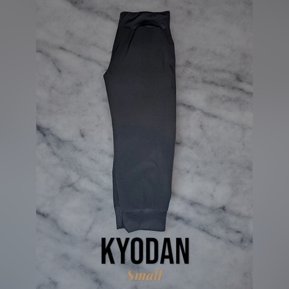 KYODAN - Small Black Capris - Picture 2 of 3